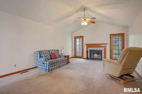 114 W Sherry Dr, Springfield, IL 62703 photo 4