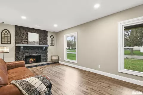 Living - 7808 Hunt Rd, Springfield, IL 62712 photo 1 of 6
