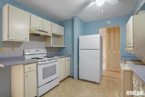 Kitchen - 2106 N 23rd St, Springfield, IL 62702 photo 2 of 4