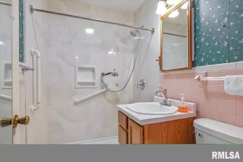 Bath - 2106 N 23rd St, Springfield, IL 62702 photo 1 of 1