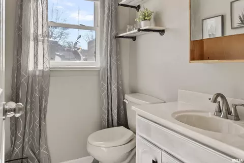 Bath - 2320 Stokebridge Rd, Springfield, IL 62702 photo 2 of 2