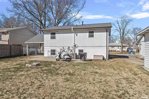Exterior - 2320 Stokebridge Rd, Springfield, IL 62702 photo 5 of 7