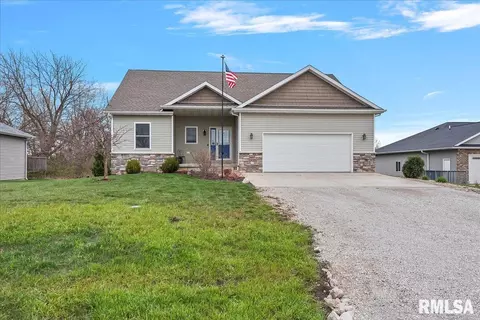 204 Hillcrest Dr, Mechanicsburg, IL 62545