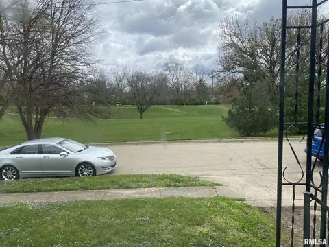 2405 S 15th St, Springfield, IL 62703 photo 2