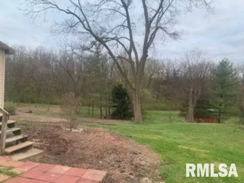 610 W Eureka St, Athens, IL 62613 photo 3