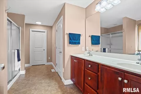 Bath - 4092 Highbury Dr, Springfield, IL 62711 photo 1 of 3