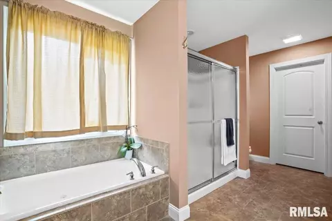 Bath - 4092 Highbury Dr, Springfield, IL 62711 photo 2 of 3