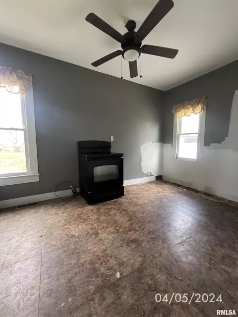 103 E Louden St, Barry, IL 62312 photo 9