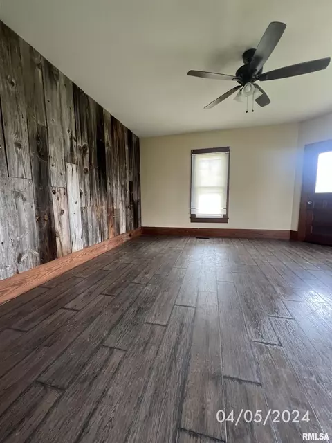103 E Louden St, Barry, IL 62312 photo 3