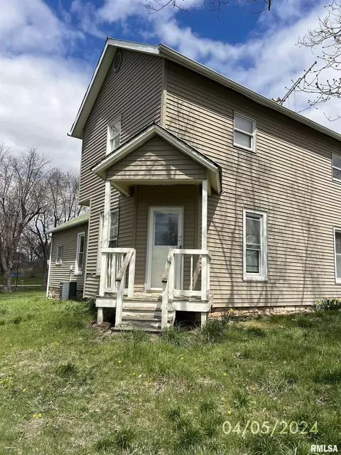 103 E Louden St, Barry, IL 62312 photo 2