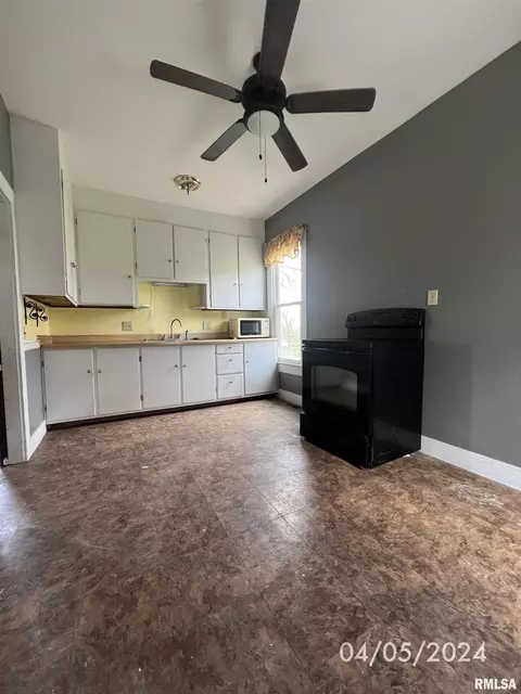 103 E Louden St, Barry, IL 62312 photo 10