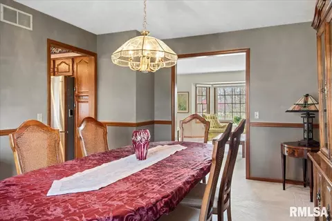 Dining - 3955 Guilford Dr, Springfield, IL 62711 photo 2 of 4