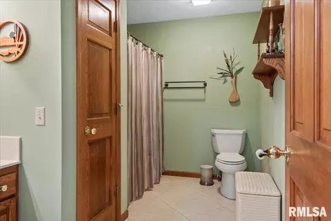 Bath - 3955 Guilford Dr, Springfield, IL 62711 photo 2 of 5