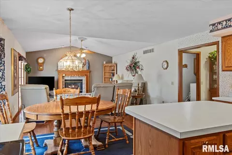 Dining - 3955 Guilford Dr, Springfield, IL 62711 photo 3 of 4