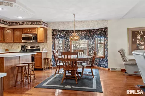 Dining - 3955 Guilford Dr, Springfield, IL 62711 photo 4 of 4