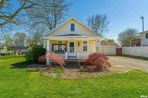 1111 4th St, Lincoln, IL 62656