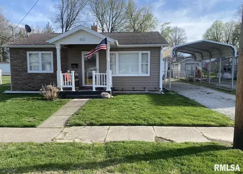810 E Oak St, Taylorville, IL 62568
