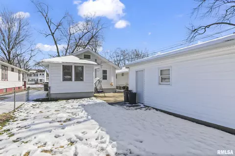Exterior - 2025 S Lowell Ave, Springfield, IL 62704 photo 14 of 16