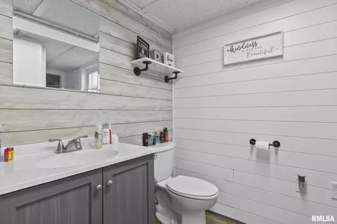 Bath - 2025 S Lowell Ave, Springfield, IL 62704 photo 2 of 2