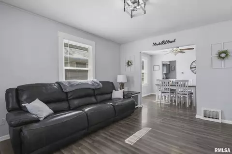 Living - 2025 S Lowell Ave, Springfield, IL 62704 photo 2 of 4