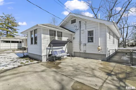 Exterior - 2025 S Lowell Ave, Springfield, IL 62704 photo 15 of 16