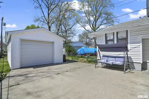 Exterior - 2025 S Lowell Ave, Springfield, IL 62704 photo 9 of 16