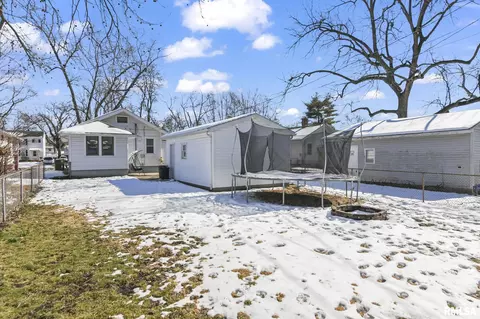 Exterior - 2025 S Lowell Ave, Springfield, IL 62704 photo 13 of 16