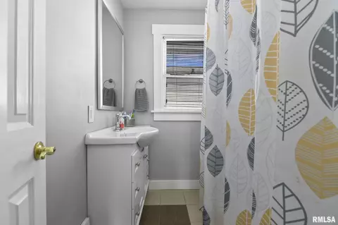 Bath - 2025 S Lowell Ave, Springfield, IL 62704 photo 1 of 2