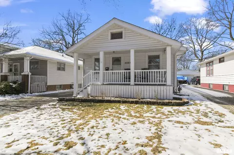 Exterior - 2025 S Lowell Ave, Springfield, IL 62704 photo 6 of 16