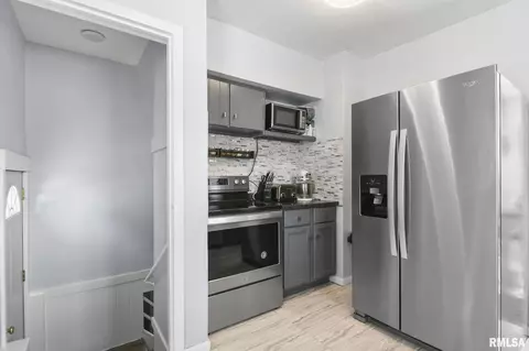 Kitchen - 2025 S Lowell Ave, Springfield, IL 62704 photo 3 of 3