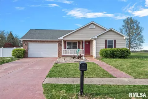 220 Huntington Dr, Auburn, IL 62615