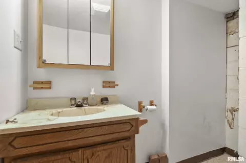Bath - 3612 Stanton St, Springfield, IL 62703 photo 2 of 2