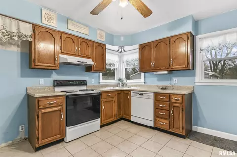 Kitchen - 3612 Stanton St, Springfield, IL 62703 photo 2 of 3