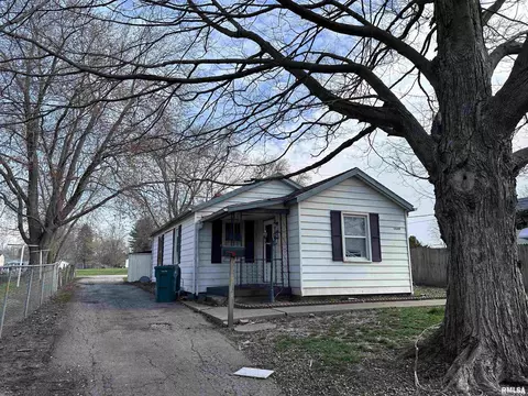 1649 W Main St, Galesburg, IL 61401