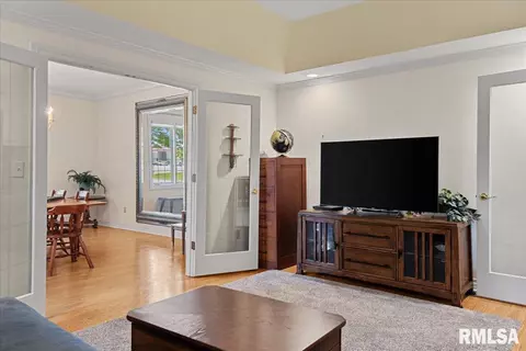Living - 2921 Cider Mill Ln, Springfield, IL 62702 photo 8 of 9