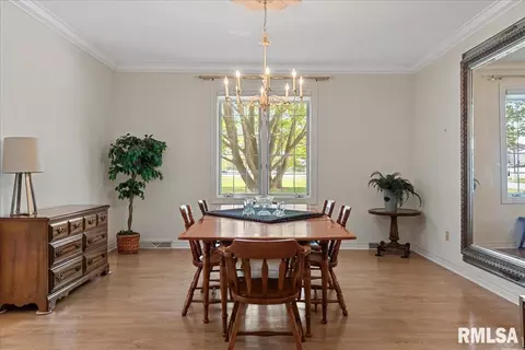 Dining - 2921 Cider Mill Ln, Springfield, IL 62702 photo 3 of 6