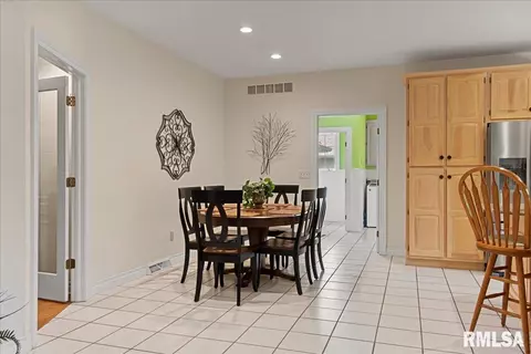 Dining - 2921 Cider Mill Ln, Springfield, IL 62702 photo 1 of 6