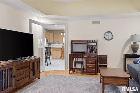 Living - 2921 Cider Mill Ln, Springfield, IL 62702 photo 7 of 9