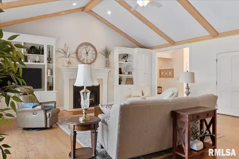 Living - 2921 Cider Mill Ln, Springfield, IL 62702 photo 4 of 9