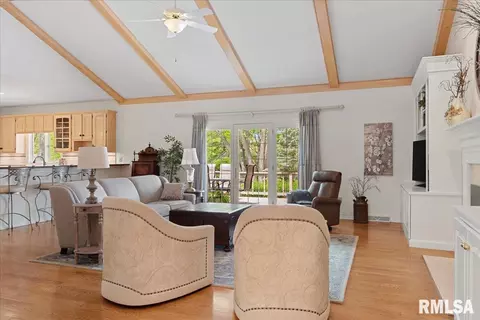 Living - 2921 Cider Mill Ln, Springfield, IL 62702 photo 2 of 9