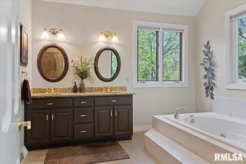 Bath - 2921 Cider Mill Ln, Springfield, IL 62702 photo 2 of 6