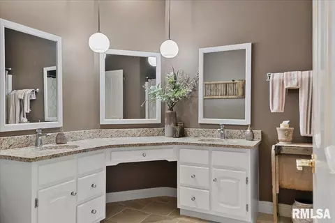 Bath - 2921 Cider Mill Ln, Springfield, IL 62702 photo 6 of 6