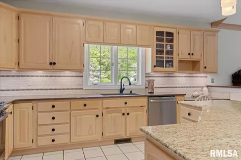 Kitchen - 2921 Cider Mill Ln, Springfield, IL 62702 photo 5 of 10