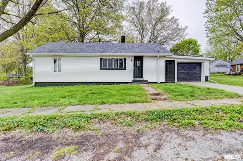 107 1st St, Taylorville, IL 62568