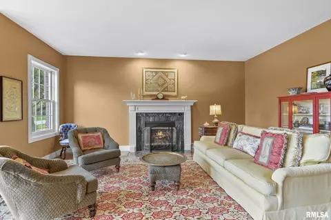 Living - 5201 Eagle Rdg, Springfield, IL 62711 photo 2 of 10