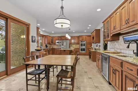 Dining - 5201 Eagle Rdg, Springfield, IL 62711 photo 3 of 5