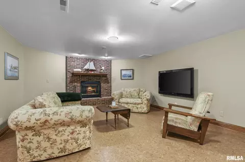 Living - 5201 Eagle Rdg, Springfield, IL 62711 photo 10 of 10