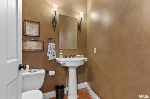 Bath - 5201 Eagle Rdg, Springfield, IL 62711 photo 2 of 7