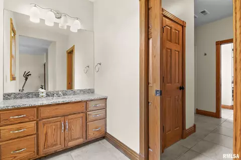 Bath - 5201 Eagle Rdg, Springfield, IL 62711 photo 6 of 7
