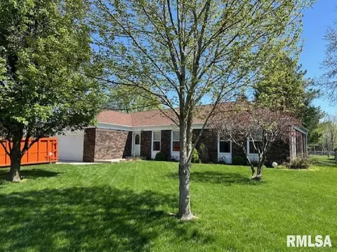 620 Blackhills Dr, Taylorville, IL 62568